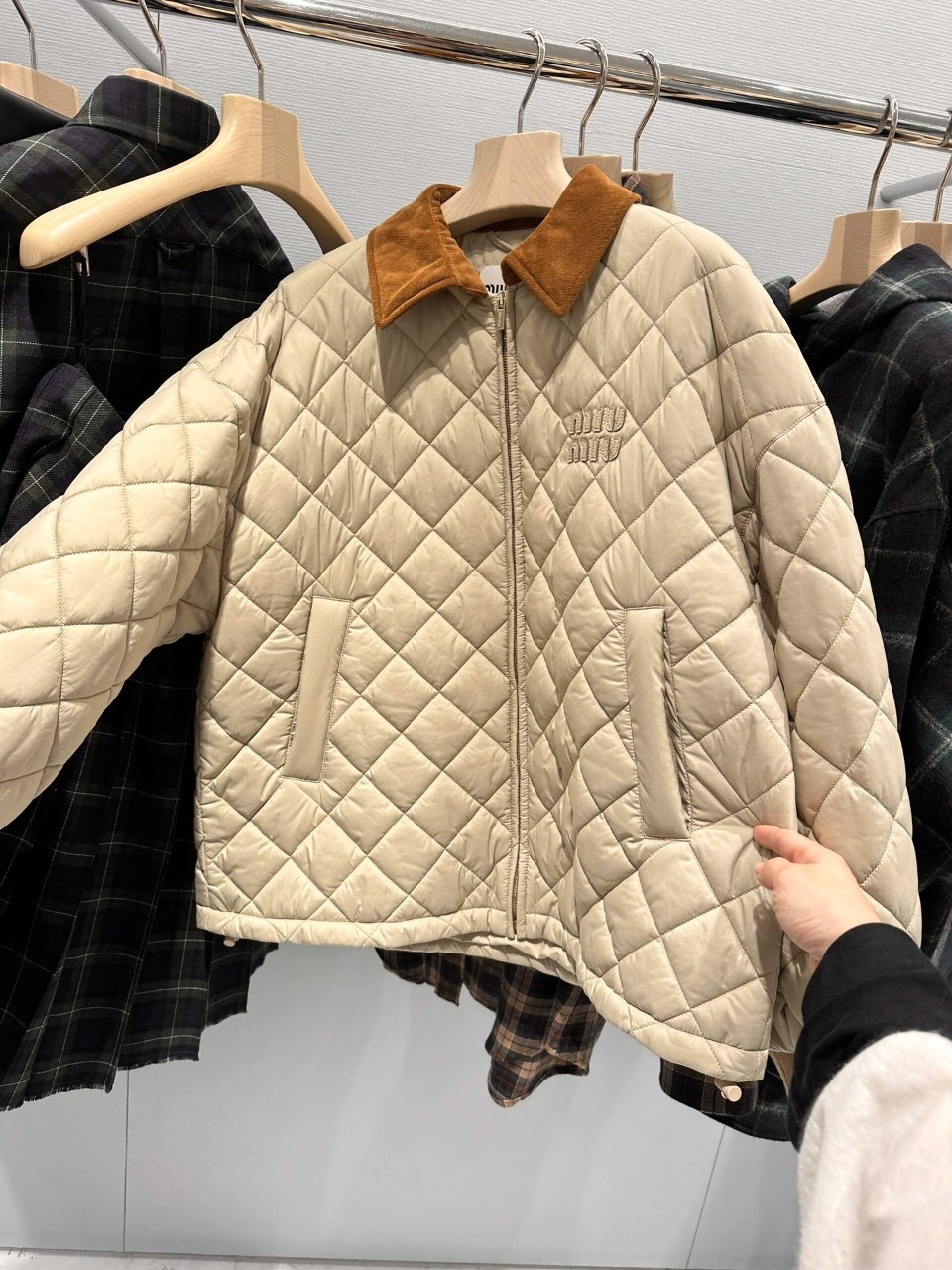 미우미우 테크니컬 패브릭 퀄팅 코듀로이 칼라 자켓 아우터 ML108715PUF0036 AI24 Beige 36 38 40 #터비에빵