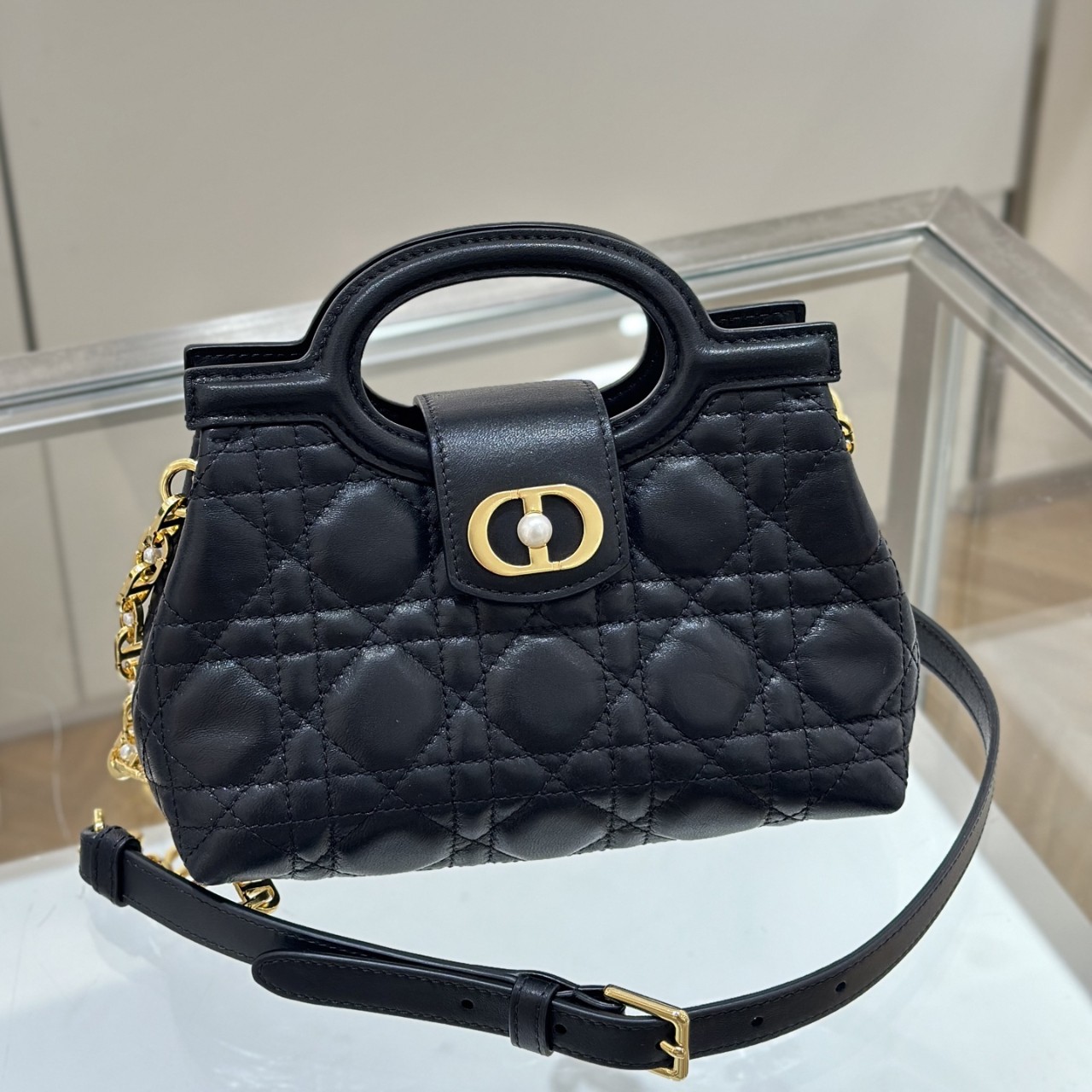 디올 졸리 탑 핸들 미니 백 까나쥬 램스킨 블랙 토트백 Dior Jolie Top Handle Mini Bag Cannage Lambskin Black S3123UNJB-M900 18.5*13*8.5cm #여왕샵
