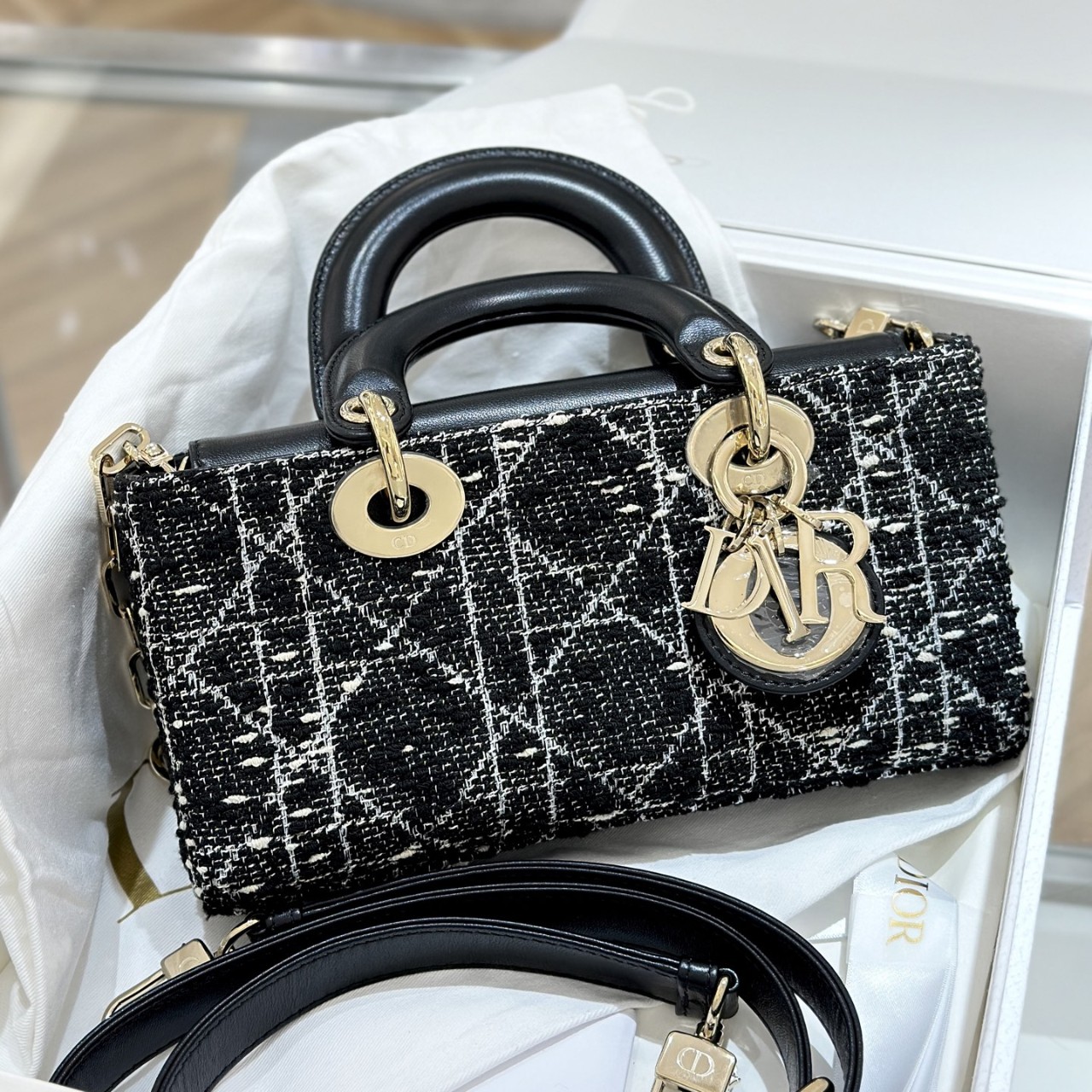 디올 Lady D-Joy 스몰백 블랙 트위드 & 골드 톤 메탈릭 스레드 까나쥬 모티브 M06130DIO_M197 22*12*6cm #여왕샵