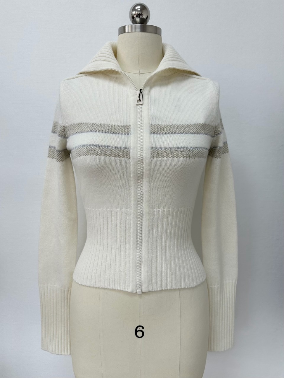 디올 DiorAlps 모크넥 가디건 에크루 버진 울 캐시미어 블렌드 니트 & 골드 톤 Dior Star 모티브 544G60G1340_X1998 36 38 40 #타지아