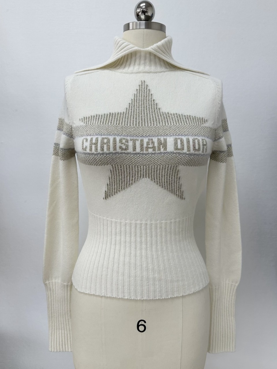 디올 DiorAlps 모크넥 스웨터 에크루 버진 울 캐시미어 블렌드 니트 & 골드 톤 Dior Star 모티브 544S77G1340_X1998 36 38 40 #타지아