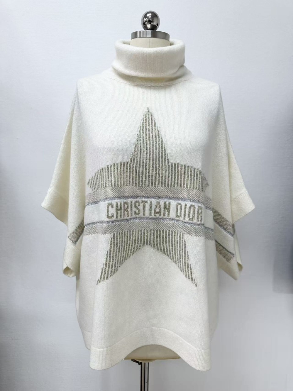 디올 에크루 버진 울 및 캐시미어 혼방 니트 소재의 DiorAlps 모크넥 스웨터 니트 케이프 S M L #타지아