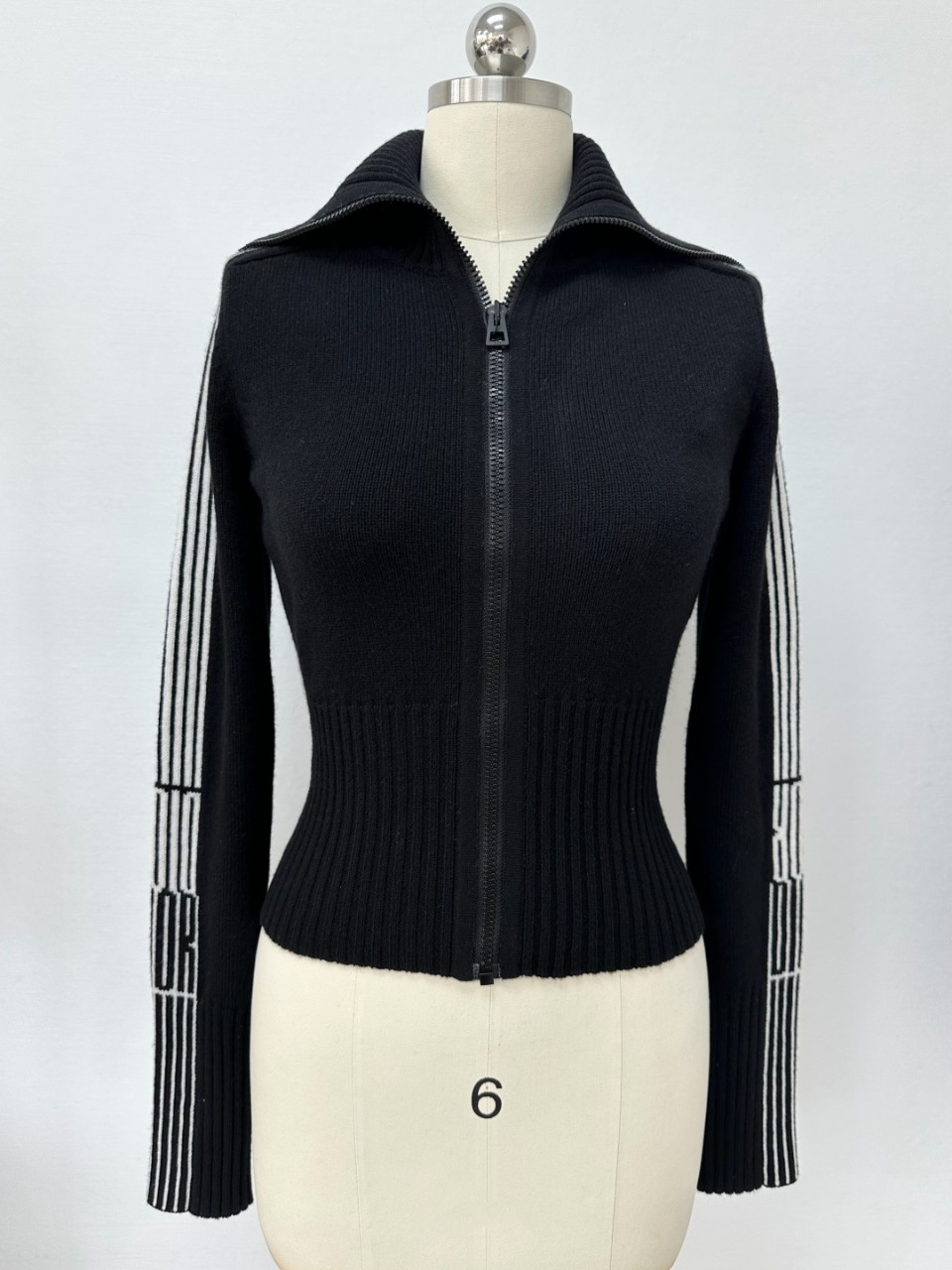 디올 DiorAlps 지퍼 모크넥 스웨터 화이트 버진 울 캐시미어 니트 & 쓰리-톤 Dior Graphique 모티브 544S76A1288_X0879 36 38 40 #타지아