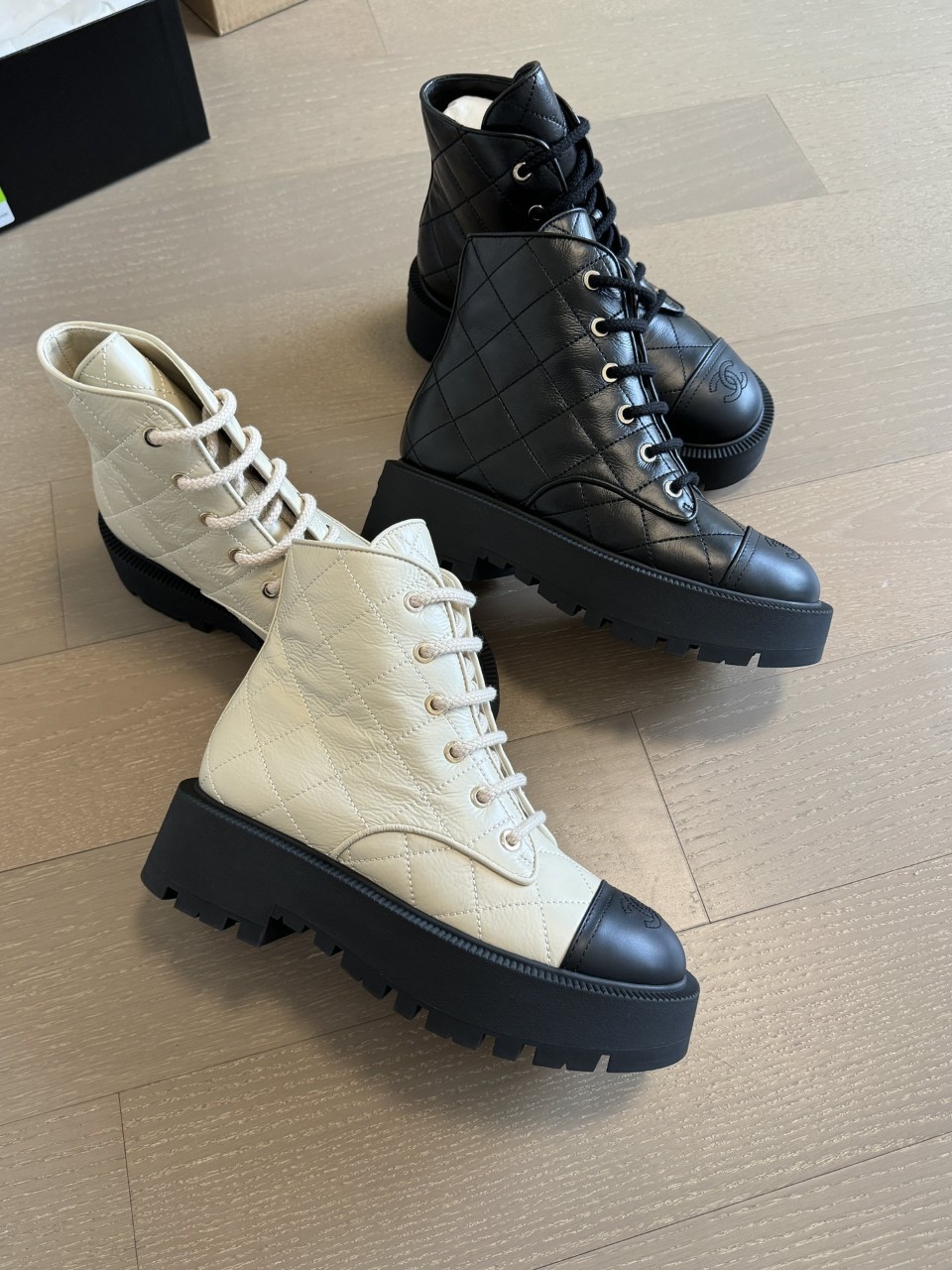 샤넬 Chanel 퀼팅 캡 토 컴뱃 부츠 (Quilted Cap Toe Combat Boots) G45833 35~40