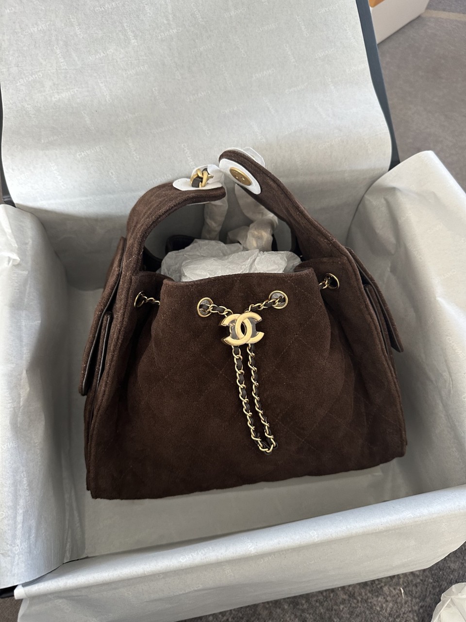 샤넬 2025/26가을-겨울 CHANEL 25 스몰 백 스웨이드 카프스킨, 골드 메탈 다크 브라운 AS5293 #vvip공장