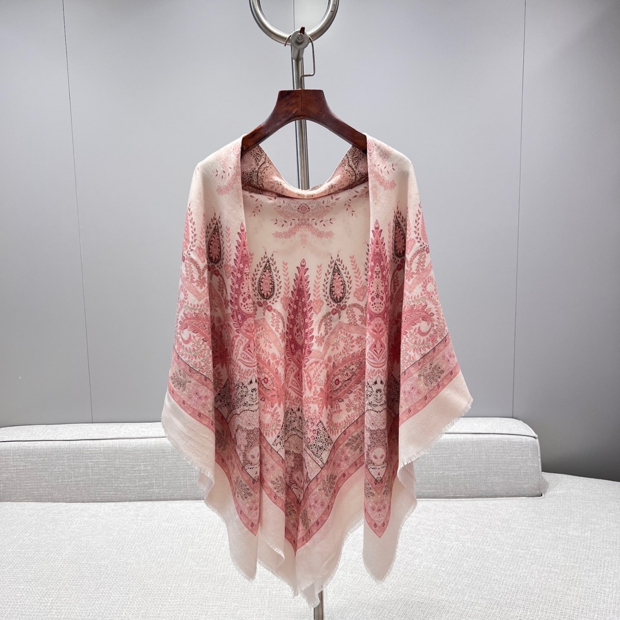 로로피아나 Yoyogi 아카이브 패턴 실크 캐시미어 숄 화이트멀티 FAN9544 T1GF 140*140cm 캐시미어 100%