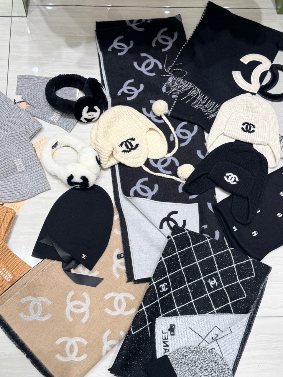 샤넬 25FW 트래퍼햇 CC로고 차프카 캐시미어 퍼 햇 군밤 모자 블랙 에크루 AAB271 캐시미어 86% + 실크 14%