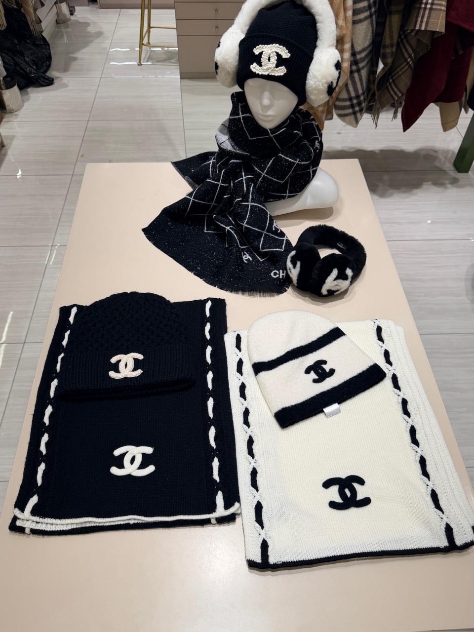 샤넬 25A 공방 머플러 CC로고 블랙 화이트 목도리 AAB111 190*30cm 캐시미어 100%