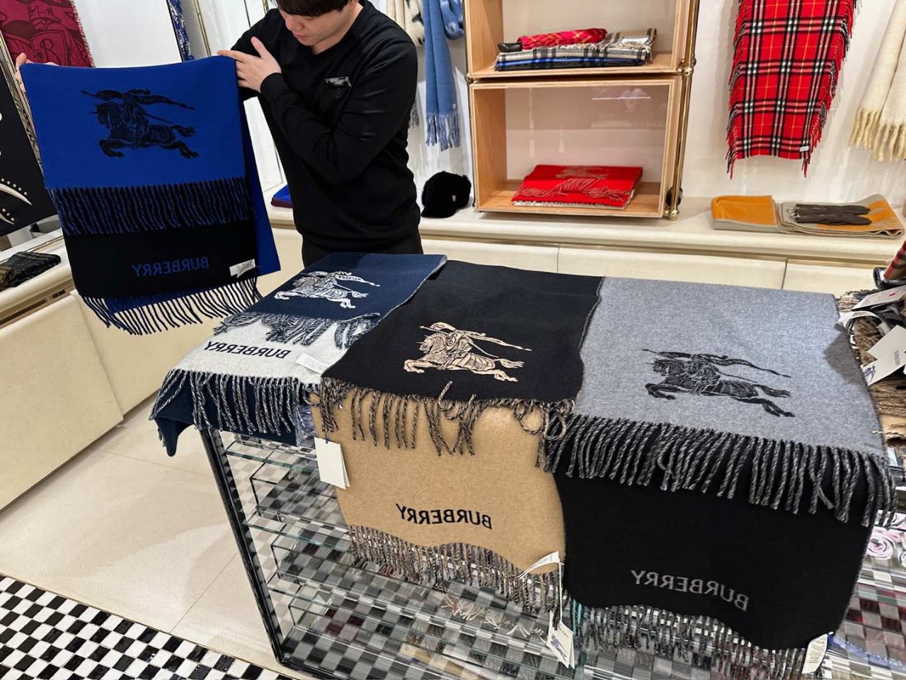 버버리스카프 리버시블 EKD 캐시미어 페블 화이트 81178331 210*45cm 캐시미어 100%