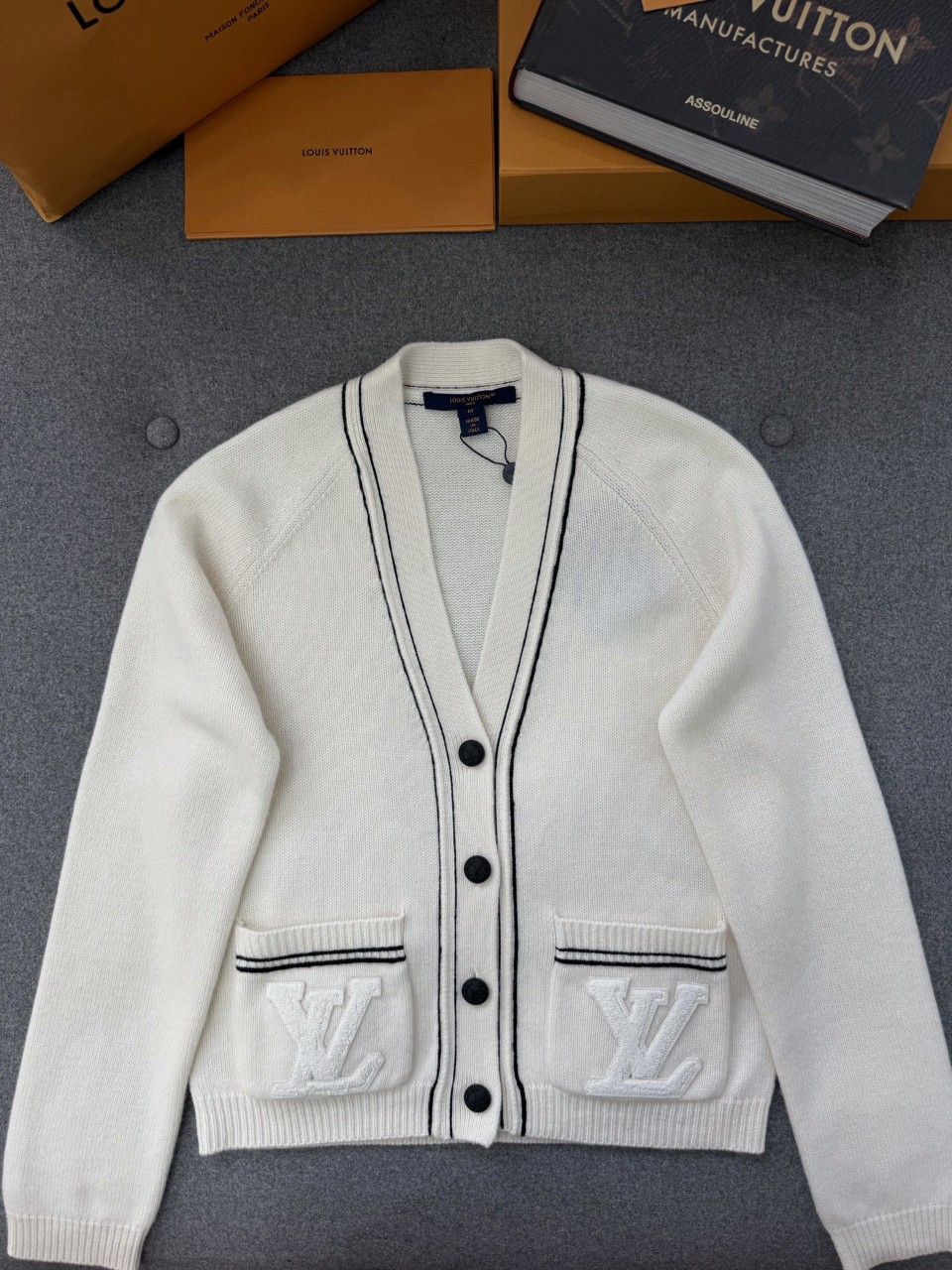 루이비통 LV 스트라이프 액센트 가디건 1AHJEC S M L