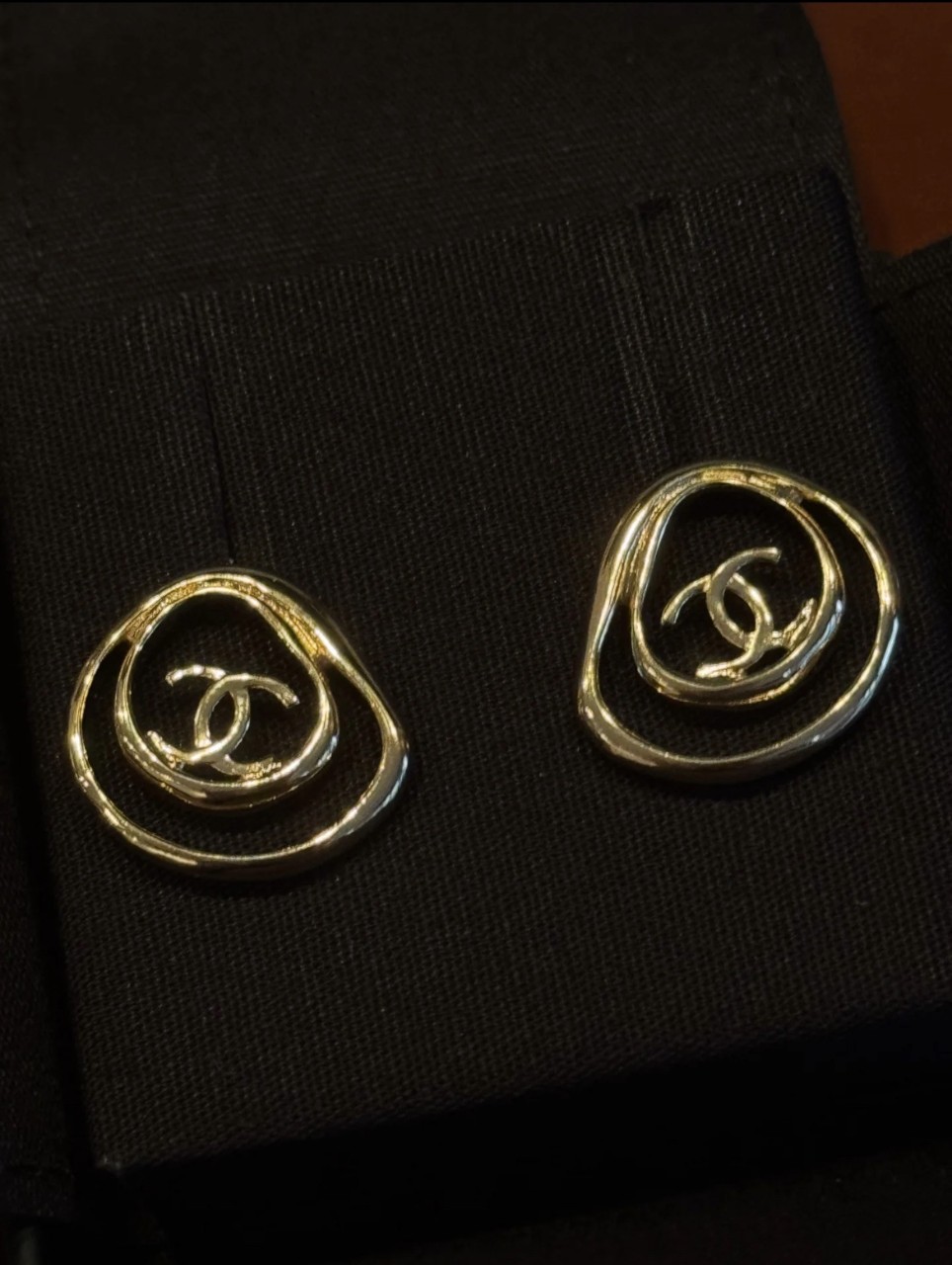 샤넬 CHANEL 입체적인 CC 로고 특징인 골드 컬러 귀걸이 이어링 #폭스샵