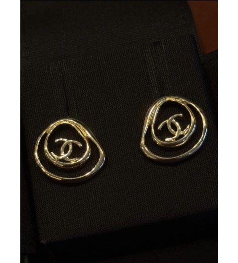 샤넬 CHANEL 입체적인 CC 로고 특징인 골드 컬러 귀걸이 이어링 #폭스샵