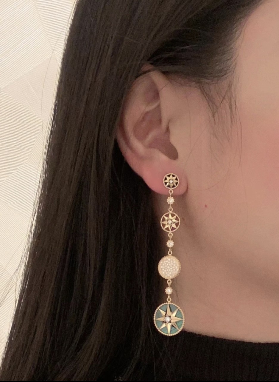 디올 옐로 골드와 화이트 골드 소재 마더 오브 펄, 오닉스가 세팅된 디올 로즈 데 방 & 로즈 셀레스트 드롭 이어링 귀걸이 #폭스샵