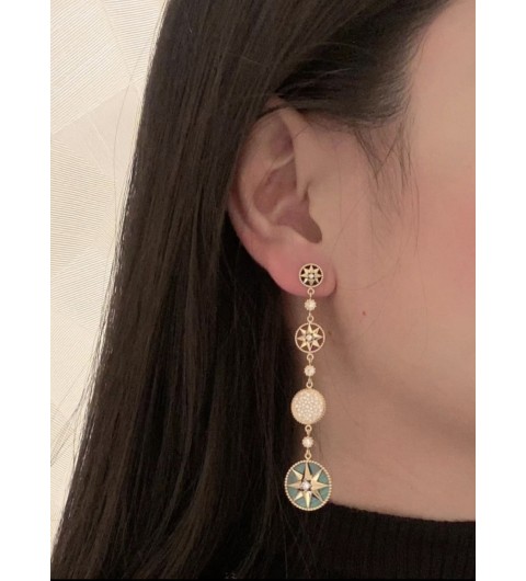 디올 옐로 골드와 화이트 골드 소재 마더 오브 펄, 오닉스가 세팅된 디올 로즈 데 방 & 로즈 셀레스트 드롭 이어링 귀걸이 #폭스샵