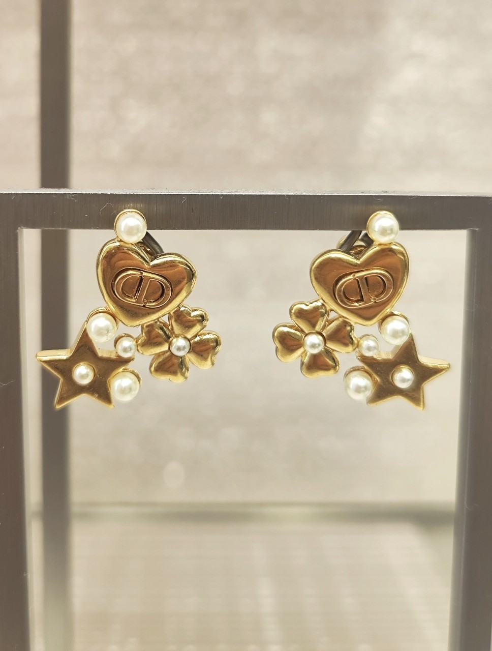 디올 럭키 디올 귀걸이 금속 도금 마감 및 흰색 레진 펄 E4240WOMRS D301 #폭스샵