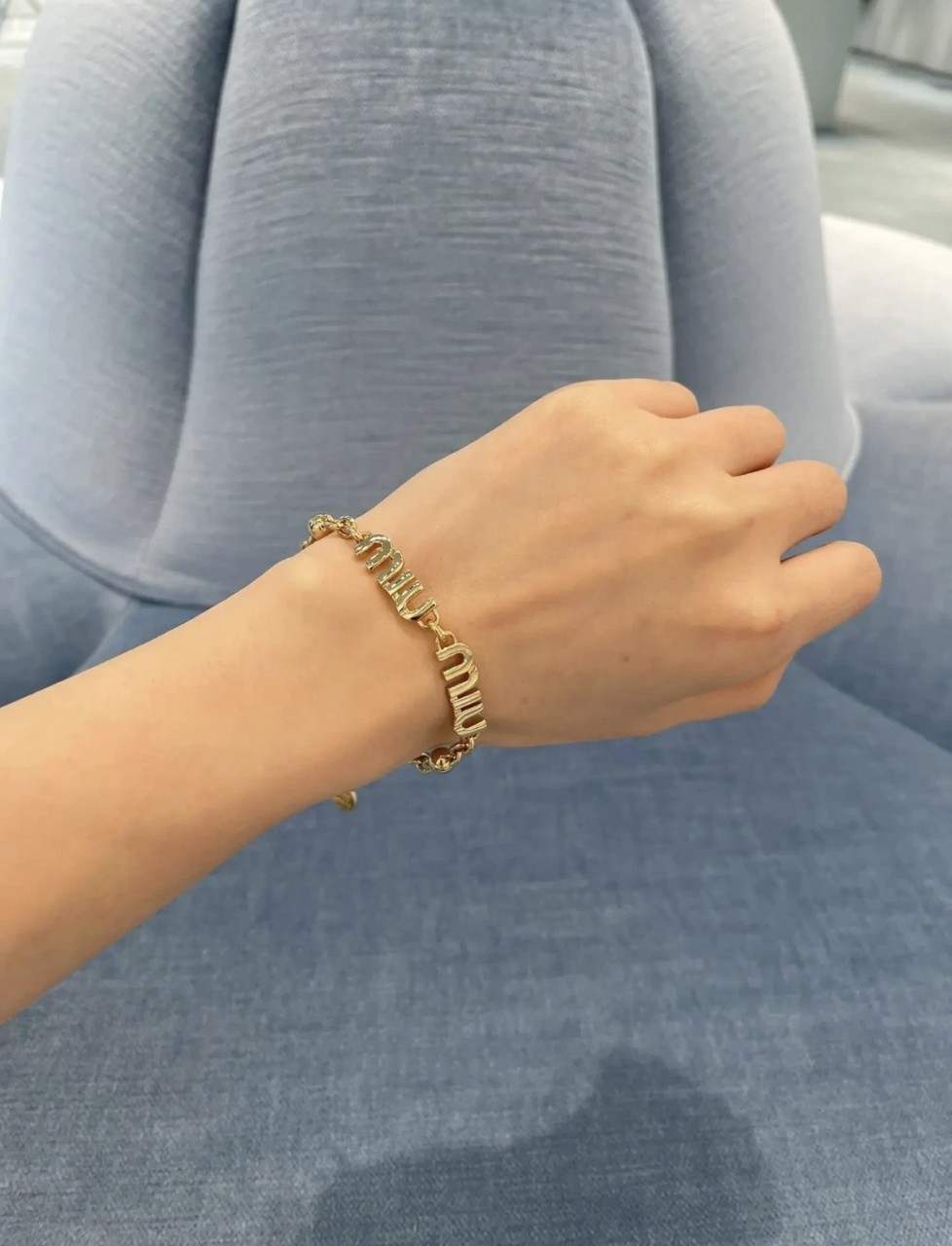미우미우 Miu Miu 금색 메탈 로고 브레이슬릿 팔찌 #폭스샵