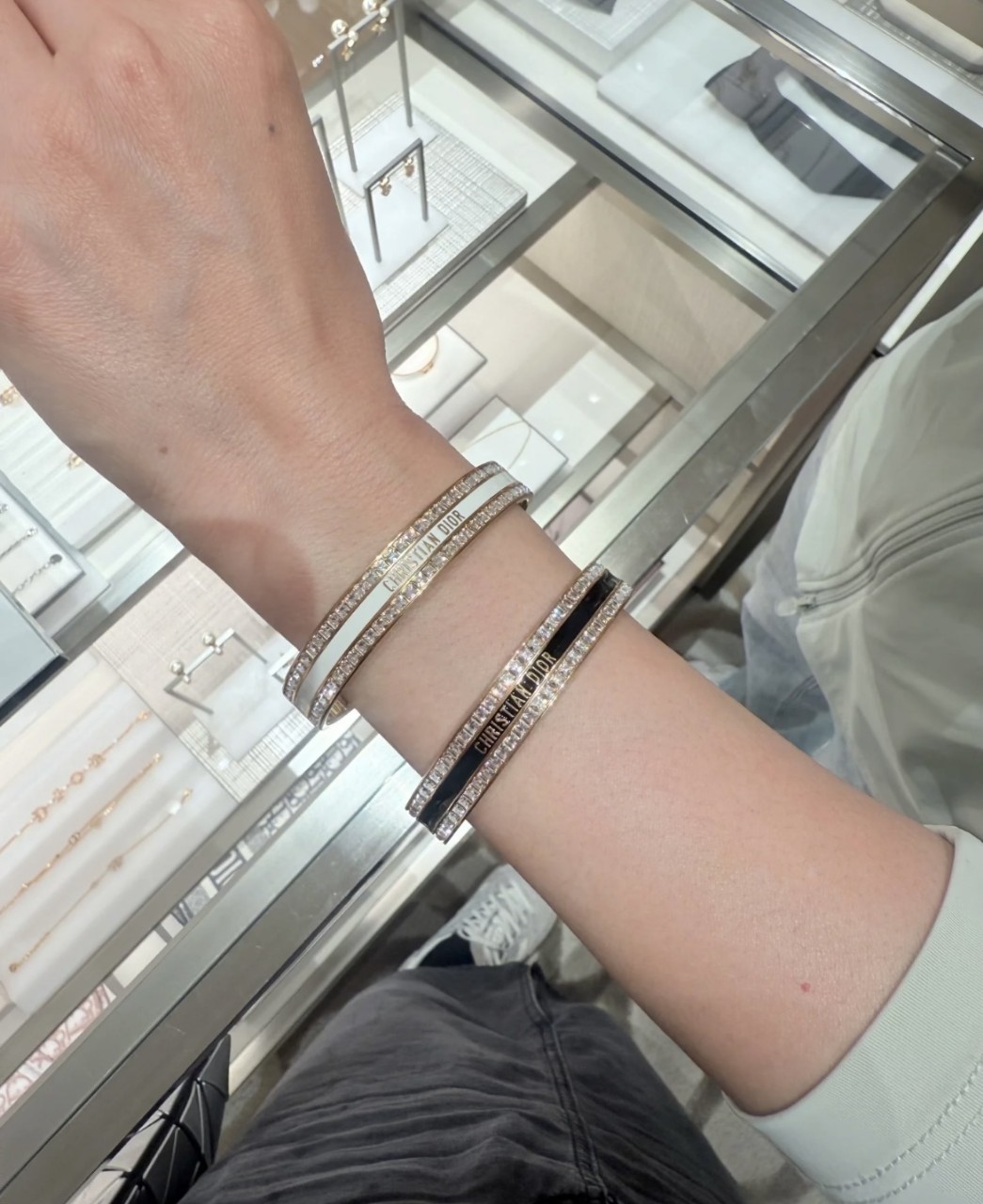 디올 나이트 코드 뱅글 Dior Night Code Bangle 골드 피니시 메탈 & 화이트 크리스탈, 블랙 래커 팔찌 #폭스샵