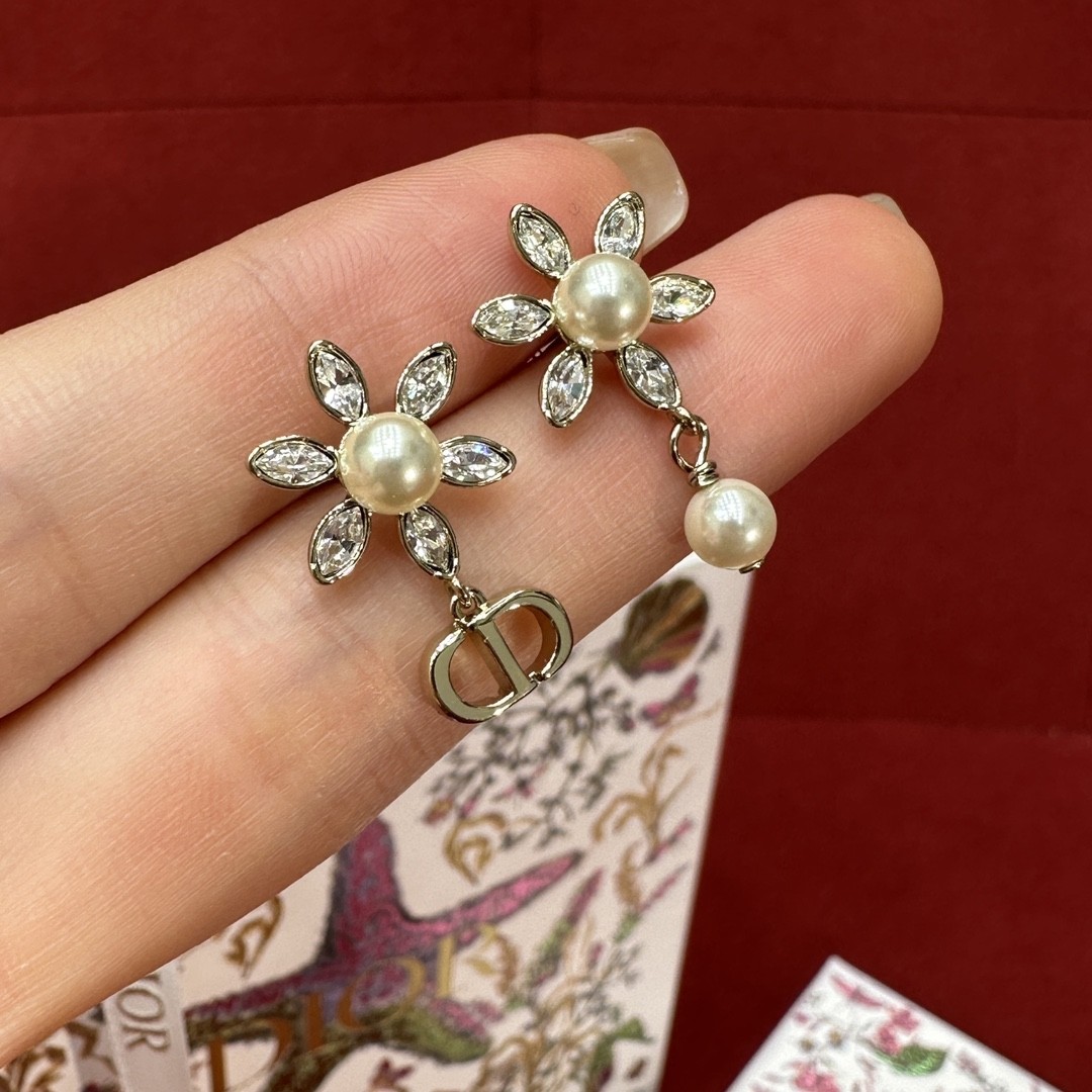 디올 블룸 인 디올 이어링 골드 피니쉬 메탈 화이트 레진 펄 실버 톤 크리스탈 E4004WOMCY-D03S #폭스샵