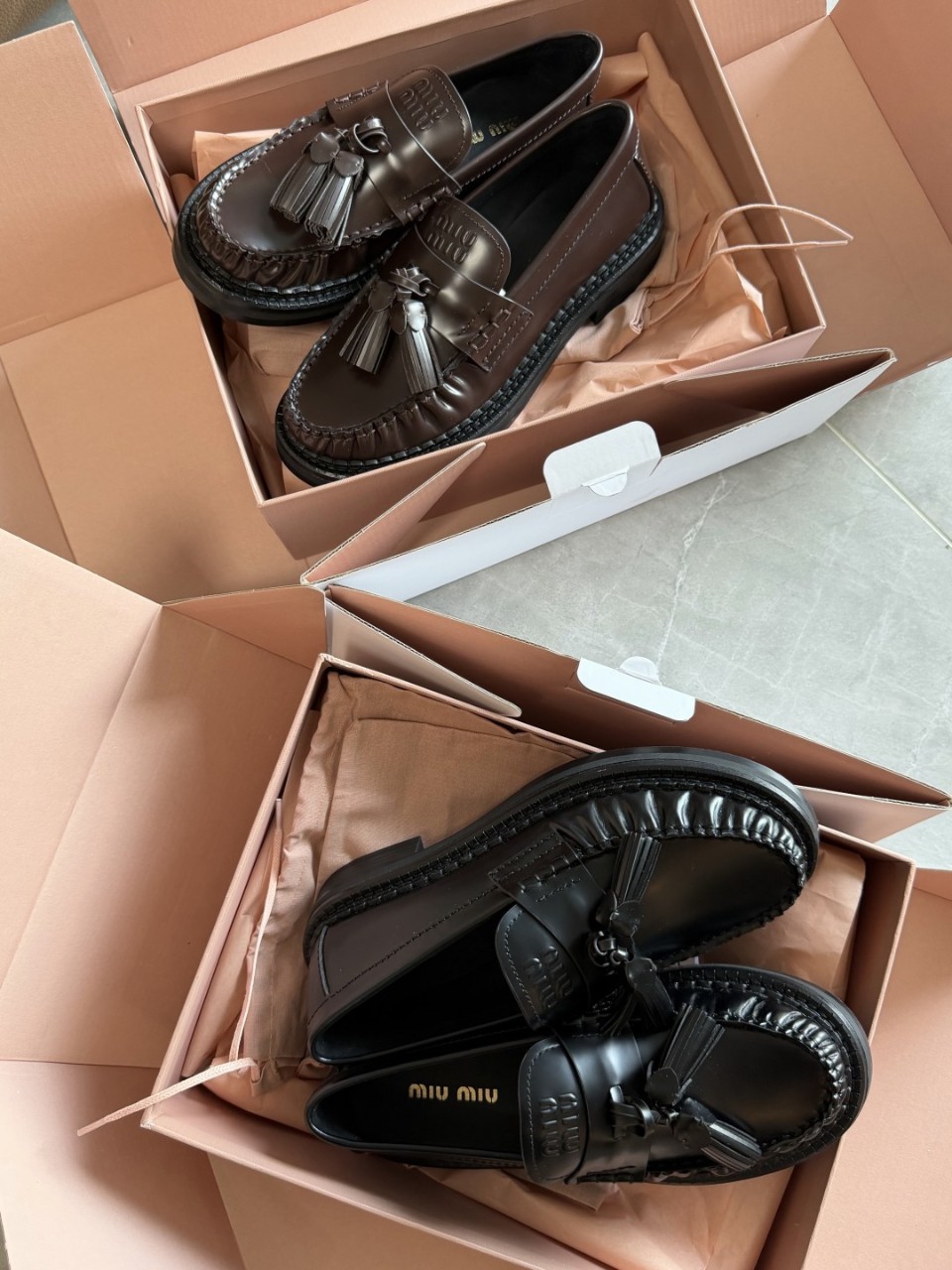 25FW 미우미우 폴리시드 가죽 테슬 로퍼 5D497E 055F0003 35~40 굽 3cm