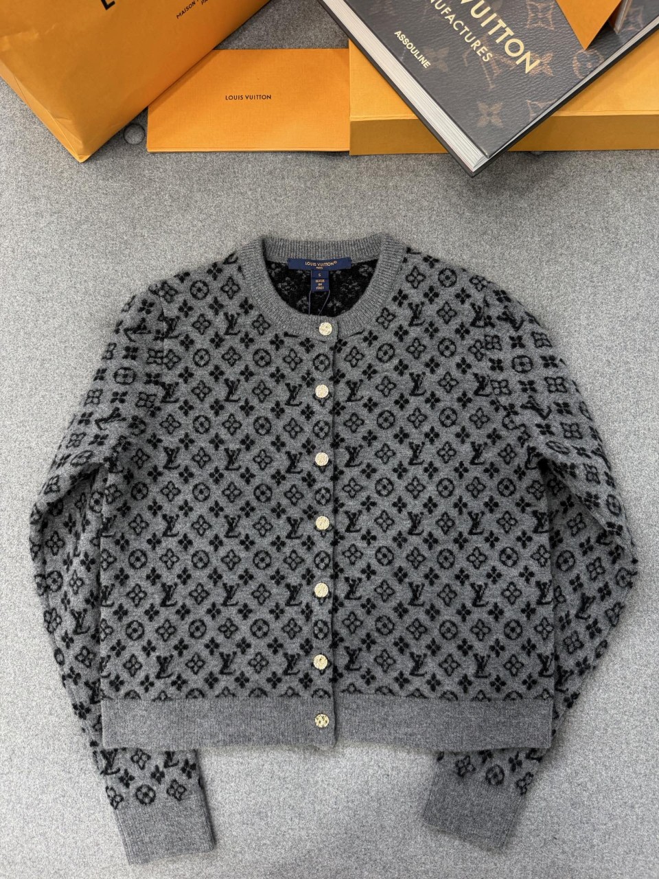 루이비통 1AHZC6 브러시드 모노그램 가디건 S M L