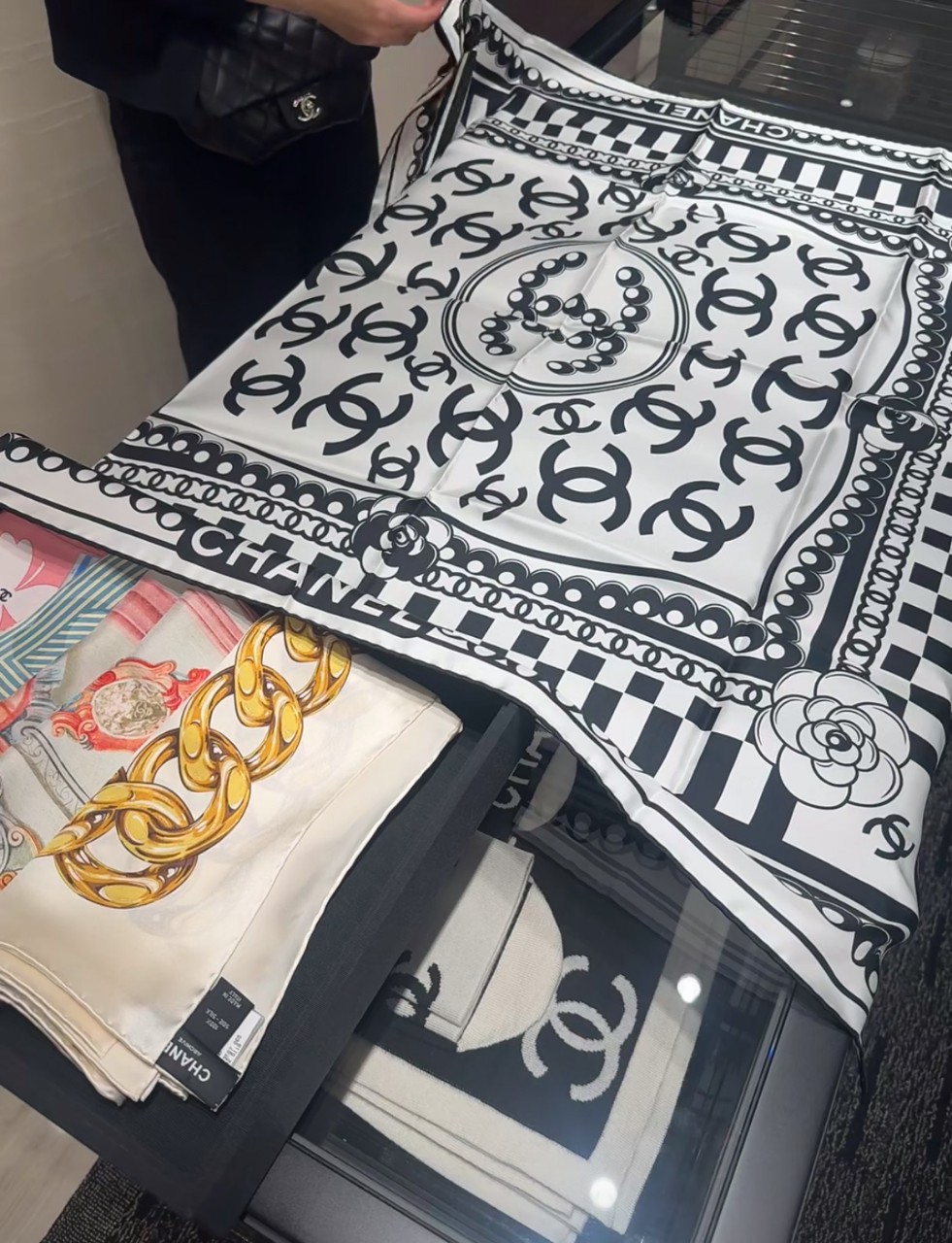 샤넬 스퀘어 스카프 CC로고 까멜리아 실크 트윌 블랙 AAB684 90*90cm 100%실크