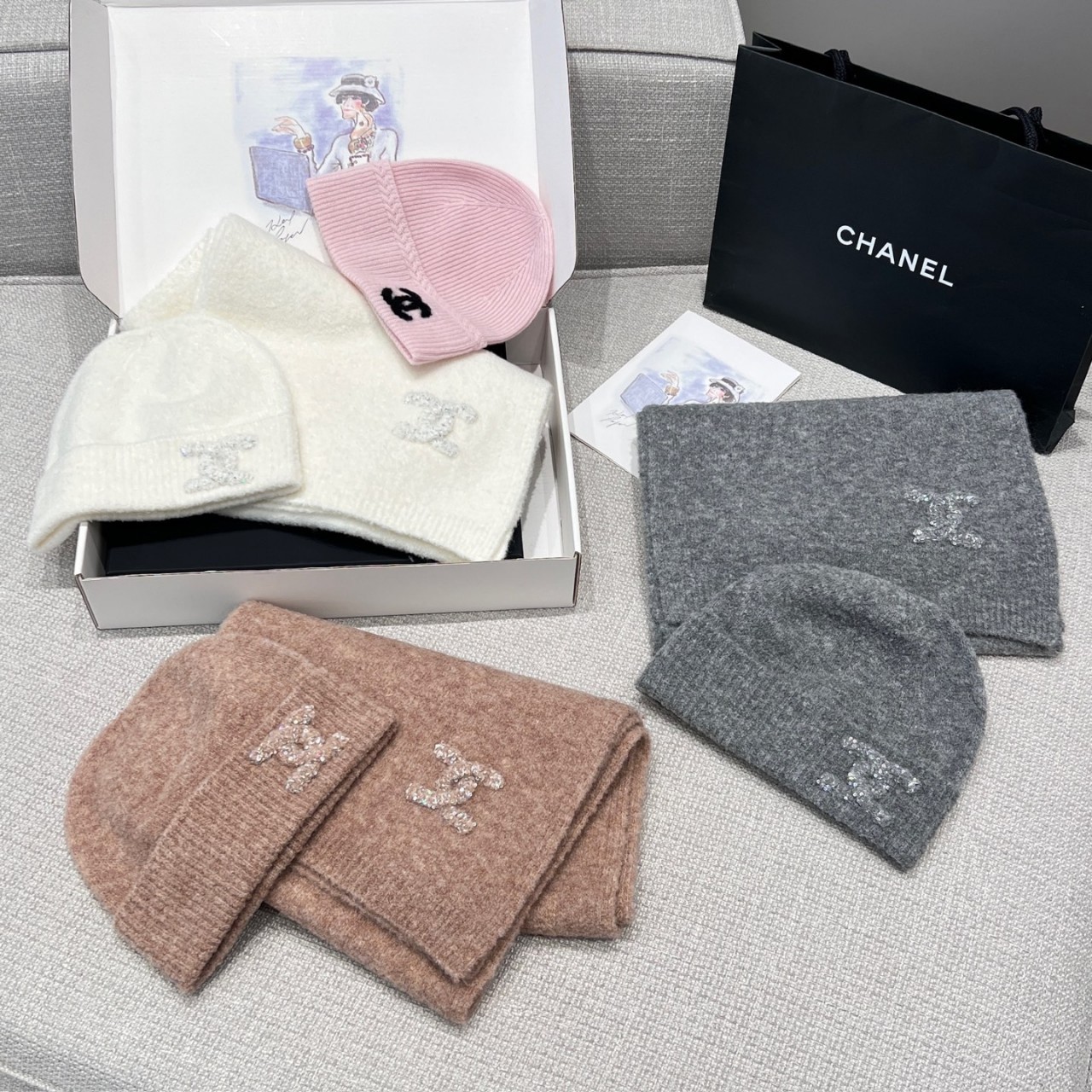 샤넬 25FW 25B 캐시미어 비니 + 머플러 CC로고 스팽글 니트 3컬러 베이지 화이트 그레이 AAB135 200*30cm 캐시미어 100%