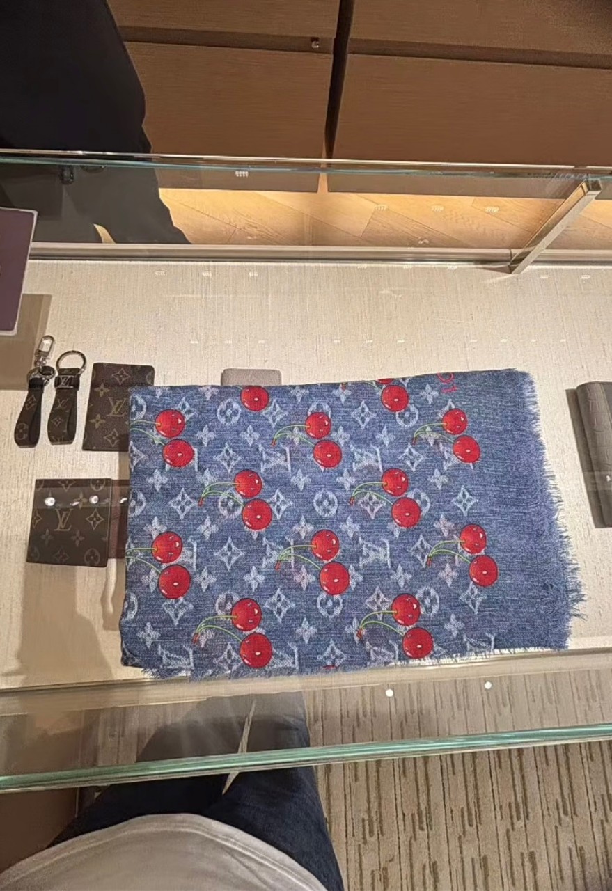 루이비통 LV x TM 체리 데님 세리즈 숄 M96379 133*133cm 울 100%