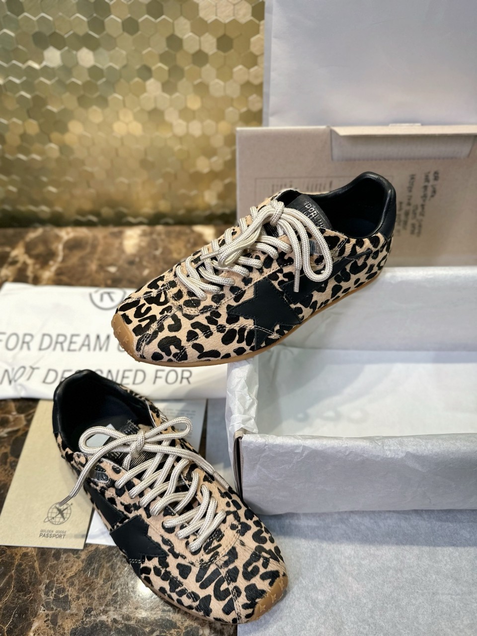 골든구스 GOLDEN GOOSE 블랙 레더 스타 베이지 & 블랙 레오파드 프린트 포니스킨 여성 마라톤 스피드 35~40 #해피샵