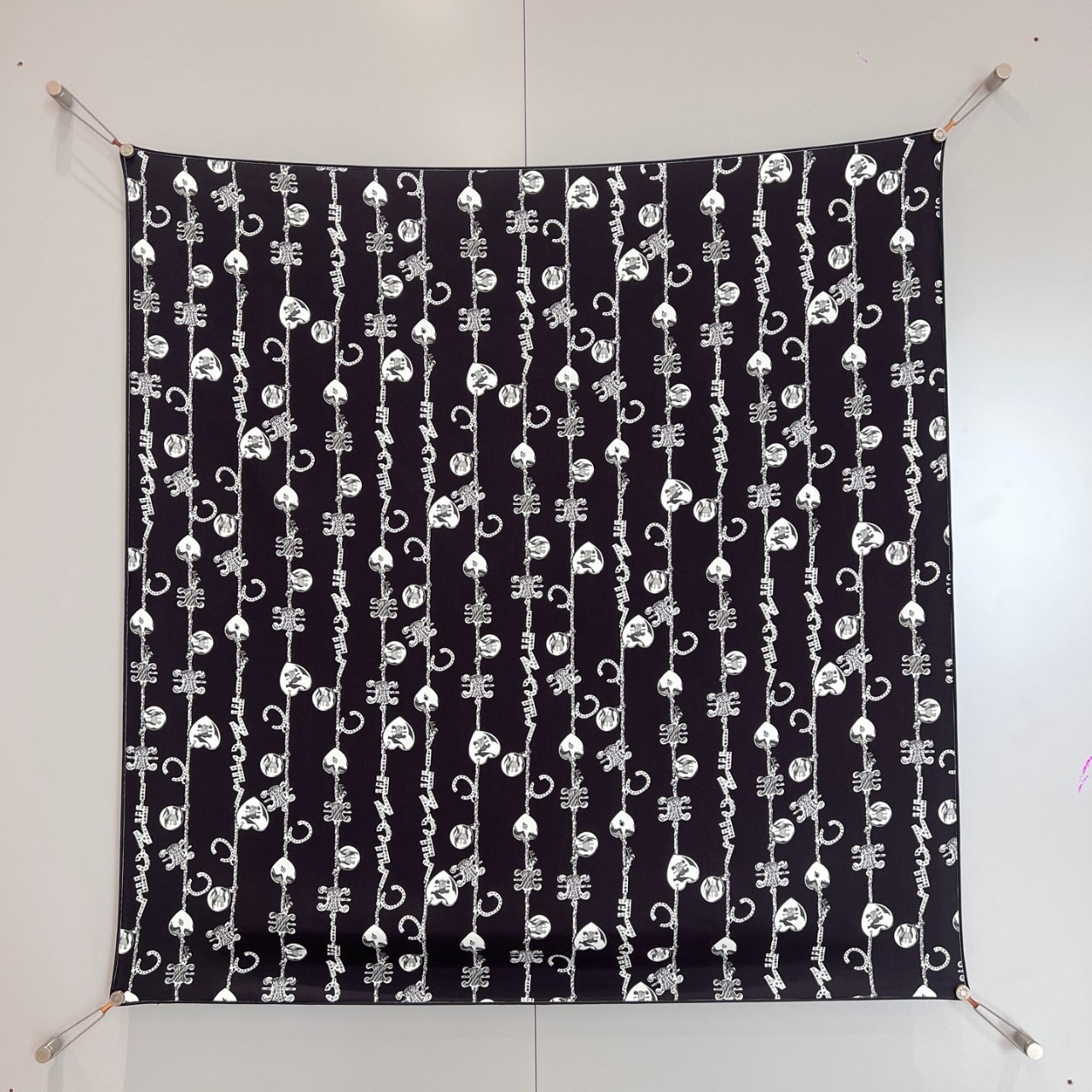 그래픽 화이트 프린트 셀린느 (CELINE) 여성 실크 스카프 90*90cm 100% 트윌실크