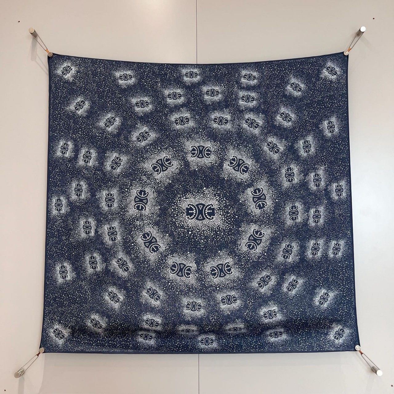 셀린느 스퀘어 트리옹프 익스플로션 실크 트윌 블루 씨엘 블루 그런지 스카프 2AW90231Y-07GU 90*90cm 100% 트윌실크