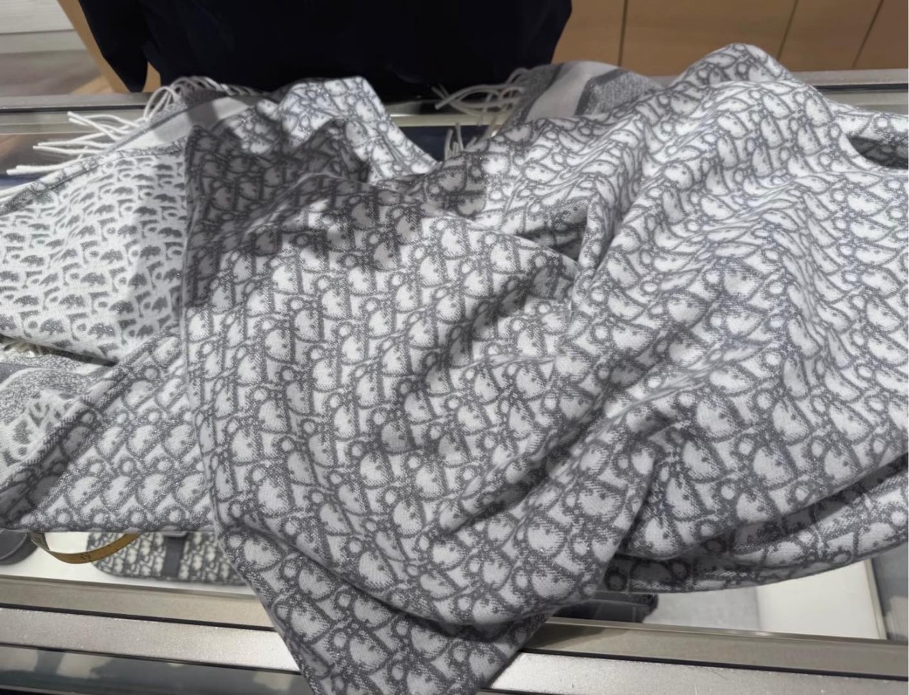 디올 DIOR 케이프 판초 숄 오블리크 캐시미어 프린지 25FW 180*140cm 캐시미어 84% + 비스코스 12% + 폴리에스터 4%