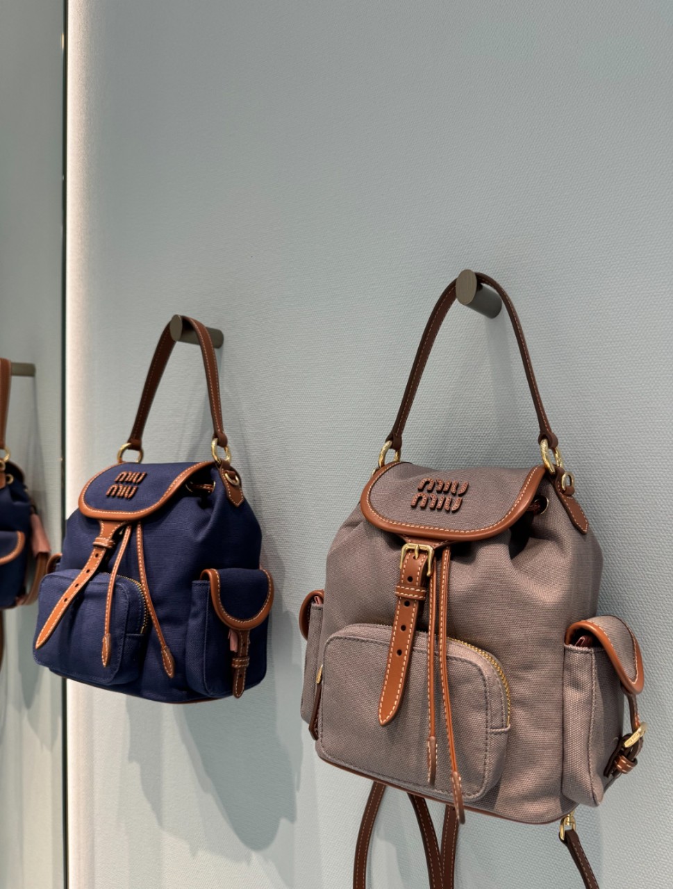 미우미우 MIU MIU 백팩 스몰/라지 5BZ043 2IBQ F0TQF 스몰 18*22*11.5cm, 라지 25*29.5*12.5cm