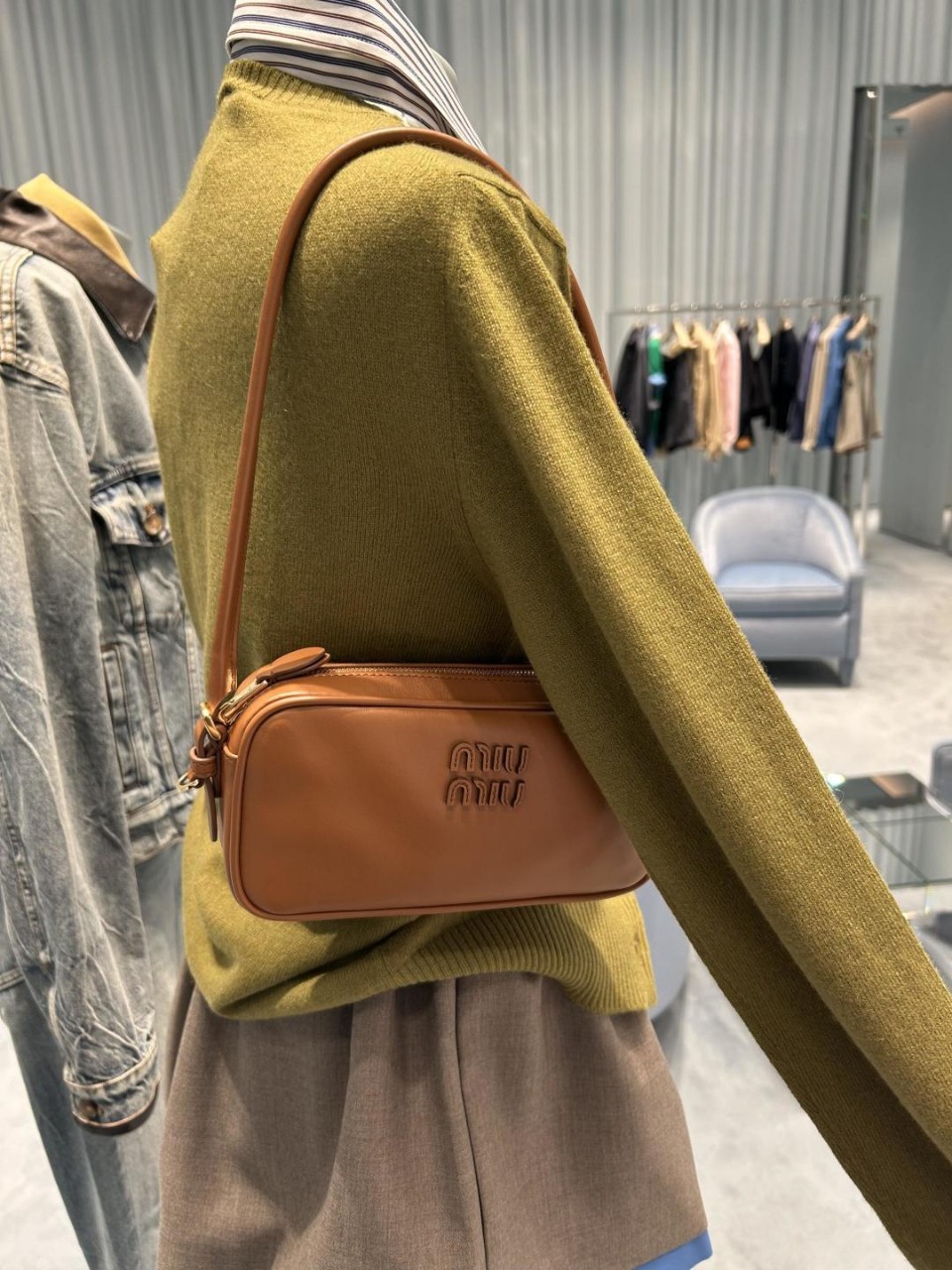 미우미우 5NE024 AF8W F0046 숄더 스트랩 레더 파우치백 20*10*4.5cm