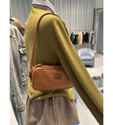 미우미우 5NE024 AF8W F0046 숄더 스트랩 레더 파우치백 20*10*4.5cm