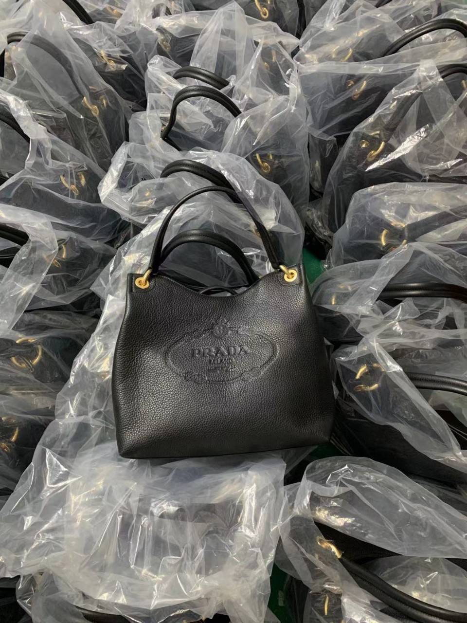 프라다 카프 레더 숄더백 블랙 1BC051-2E8K-F0002 Prada Calf Leather Shoulder Bag Black 33*28*15cm