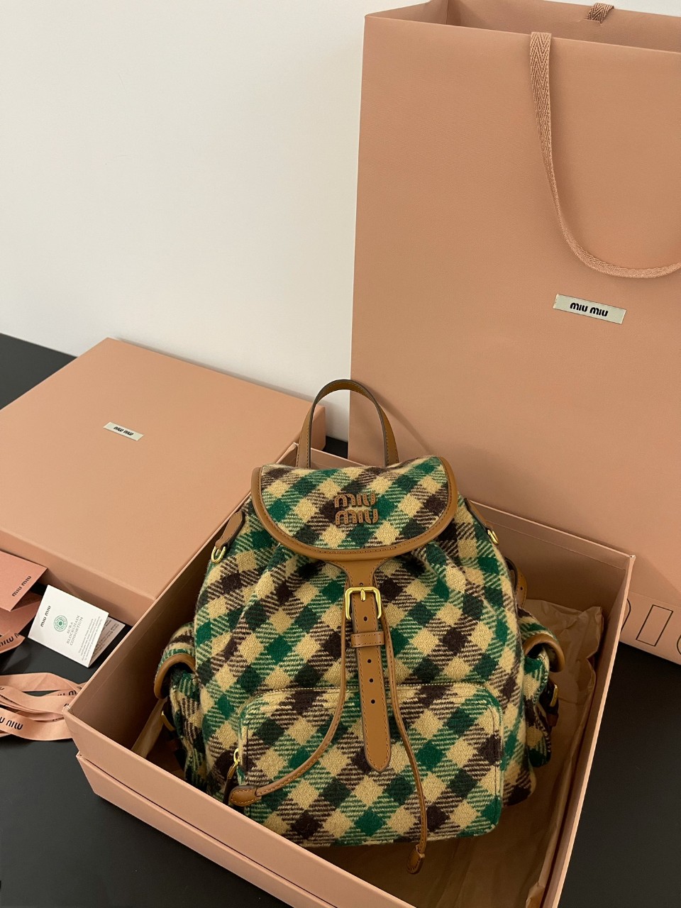 미우 미우 플래드 레더 백팩 카멜 그린 Miu Miu Plaid and Leather Backpack Camel Green 5BZ042-2IFK-F0HDZ 스몰 22*18*11.5cm / 라지 29.5*25*12.5cm