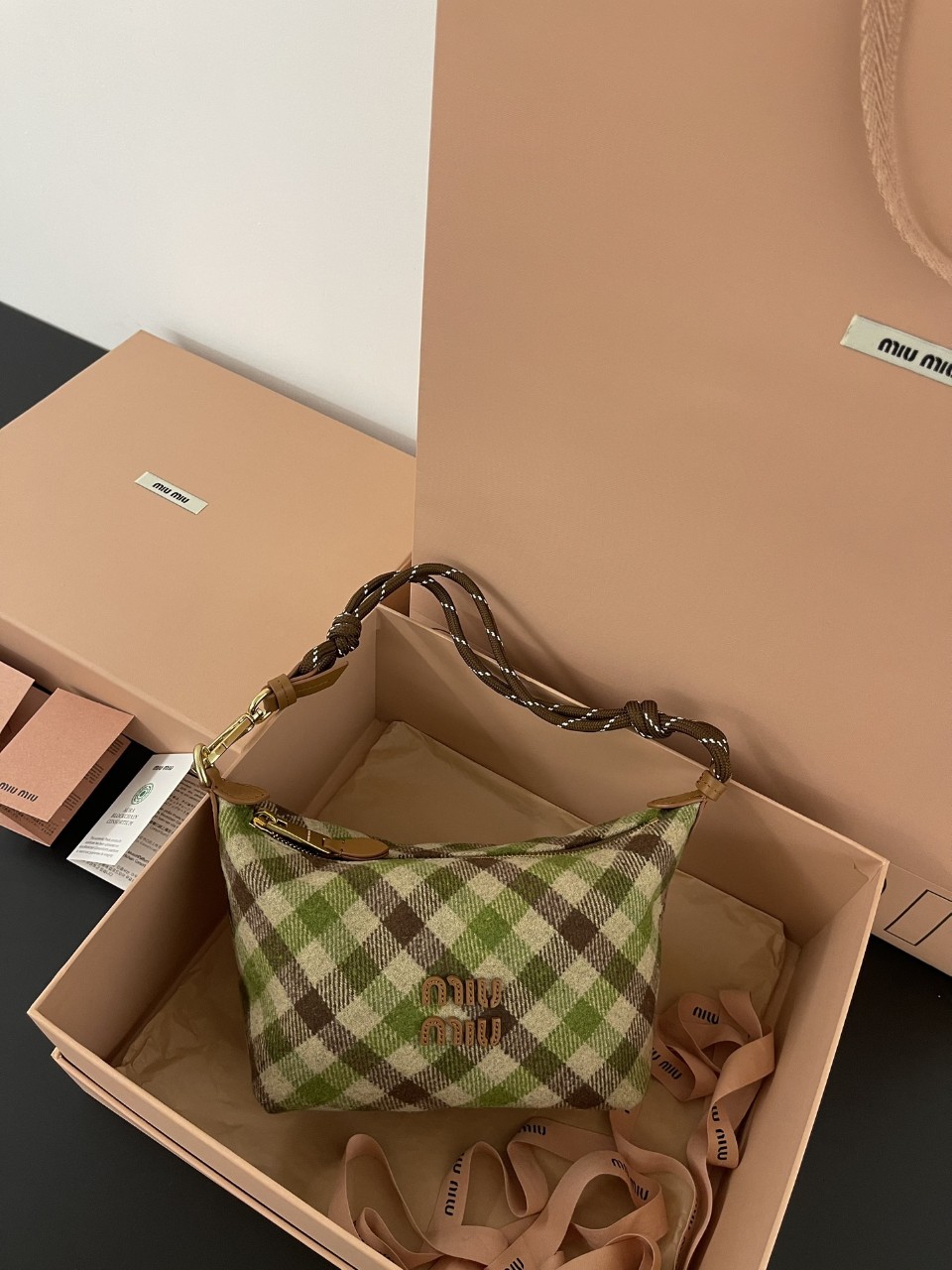 미우미우 MIU MIU 플래드 울 파우치백 토트백 숄더백 14*18.5*10cm