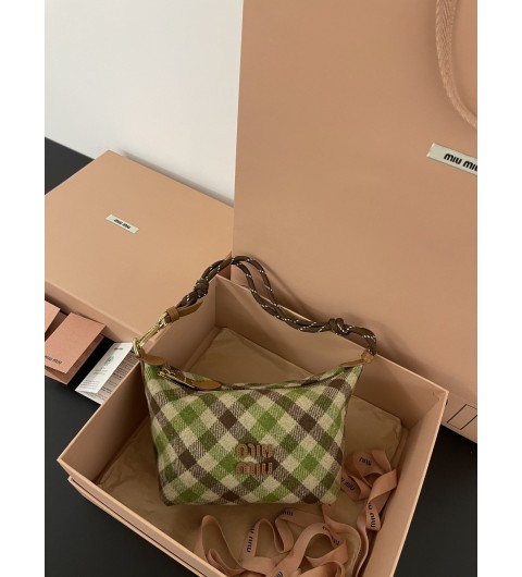 미우미우 MIU MIU 플래드 울 파우치백 토트백 숄더백 14*18.5*10cm