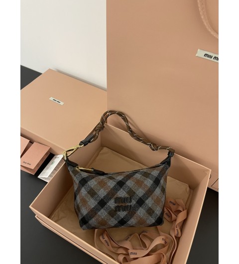 미우미우 MIU MIU 플래드 울 파우치백 토트백 숄더백 14*18.5*10cm
