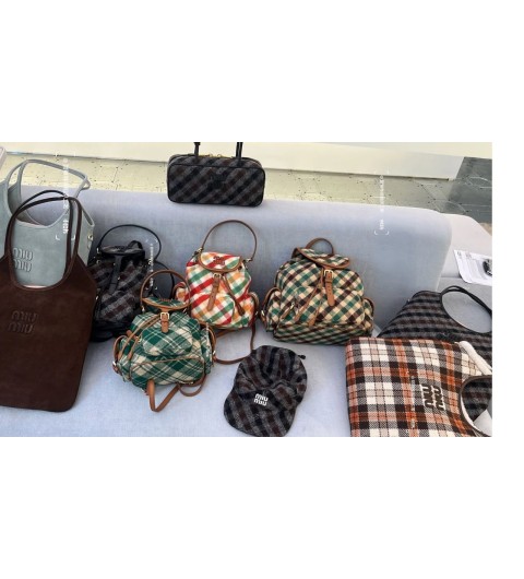 미우미우 MIU MIU 플래드 울 파우치백 토트백 숄더백 14*18.5*10cm