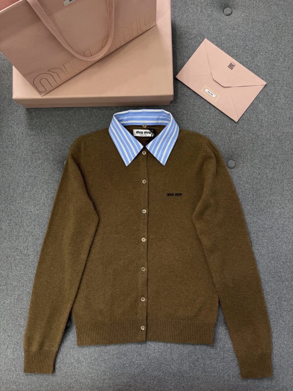 미우미우 칼라 엠벨리시드 캐시미어 가디건 토바코 셀레스트 MMF990-174L-F0YVO 38 40 42