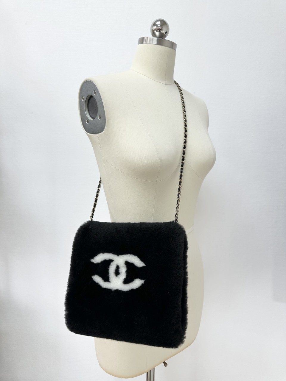 샤넬 25N 코코네쥬 시어링 램스킨 핸드워머 체인머프 AAB314 B21693 U3844 #타지아