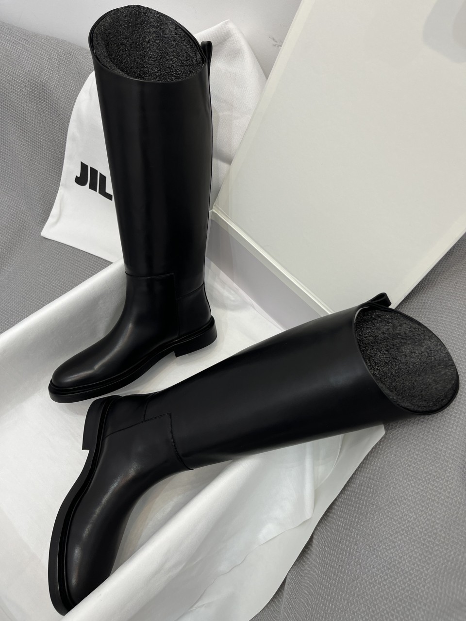 질샌더 Jil Sander 비대칭 컷 블랙 레더 하이 부츠 35~40