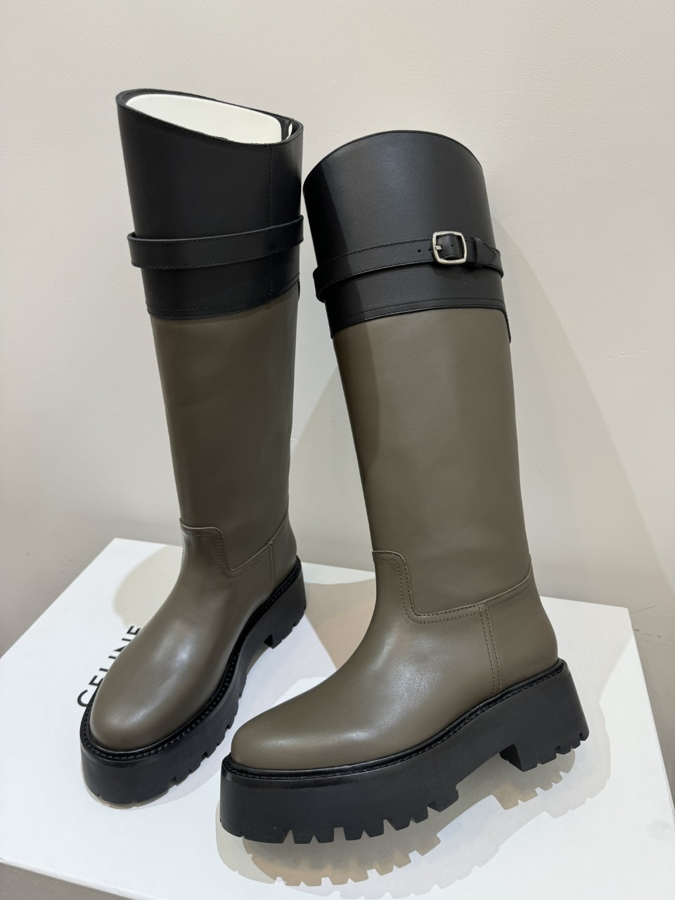 셀린느 여자 롱부츠 벌키 하이 버클 카프스킨 카키블랙 352023554C 35~40