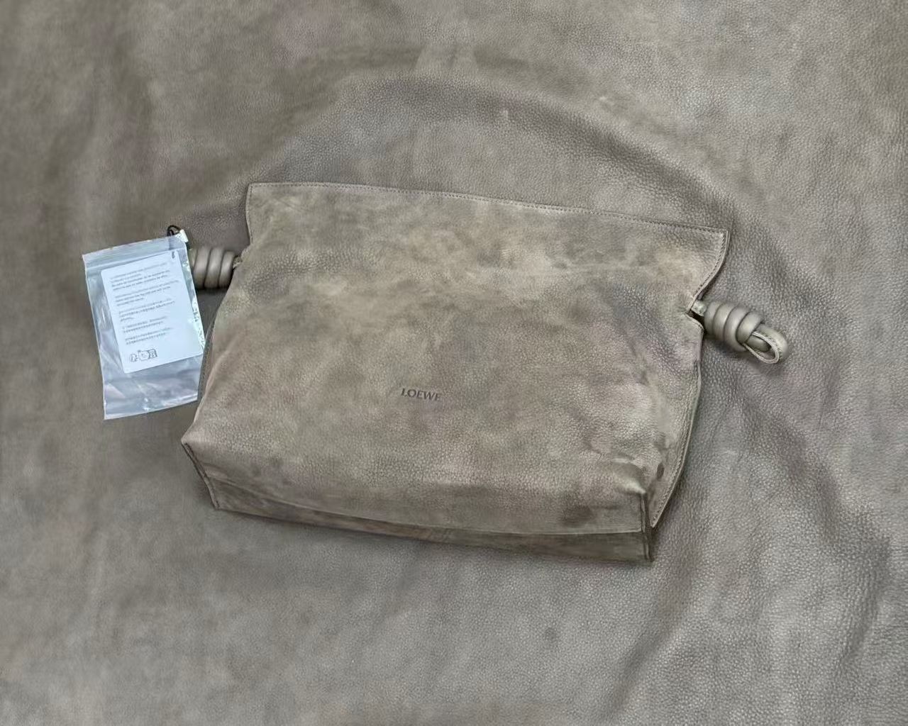 로에베 LOEWE 미디움 플라멩코 클러치 누벅 Medium Flamenco clutch in grained nubuck A411FC1XDT Tundra #vvip공장