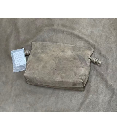 로에베 LOEWE 미디움 플라멩코 클러치 누벅 Medium Flamenco clutch in grained nubuck A411FC1XDT Tundra #vvip공장