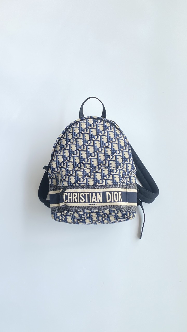 디올 오블리크 블루 Dior Oblique 테크니컬 패브릭 소재의 DiorTravel 백팩 26*37*15cm