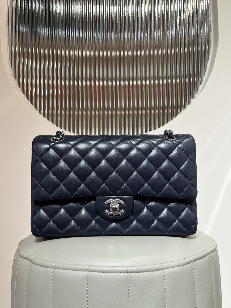 샤넬 CHANEL 클래식 플랩백 다크블루 램스킨 은장 25.5cm #지존샵