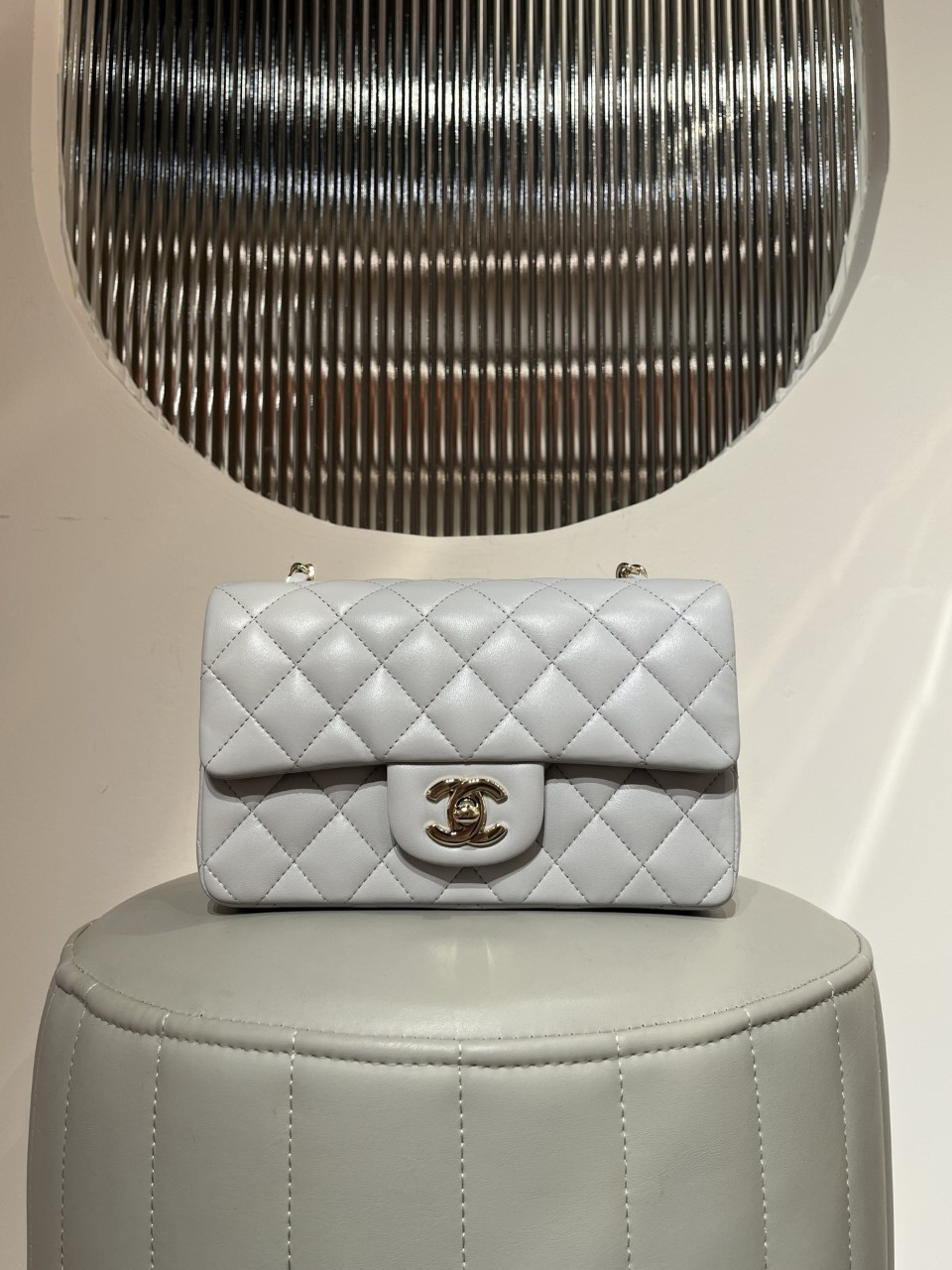 샤넬 CHANEL 클래식 뉴미니 플랩백 램스킨 라이트그레이 샴페인골드 20cm #지존샵