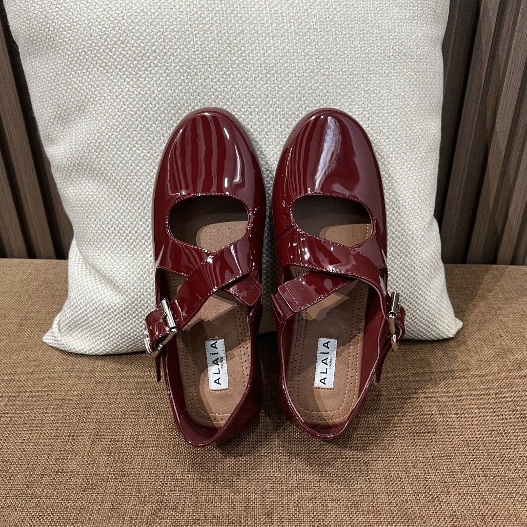 알라이아 Alaïa 크리스 크로스 페이턴트 레더 발레리나 플랫슈즈 35~41